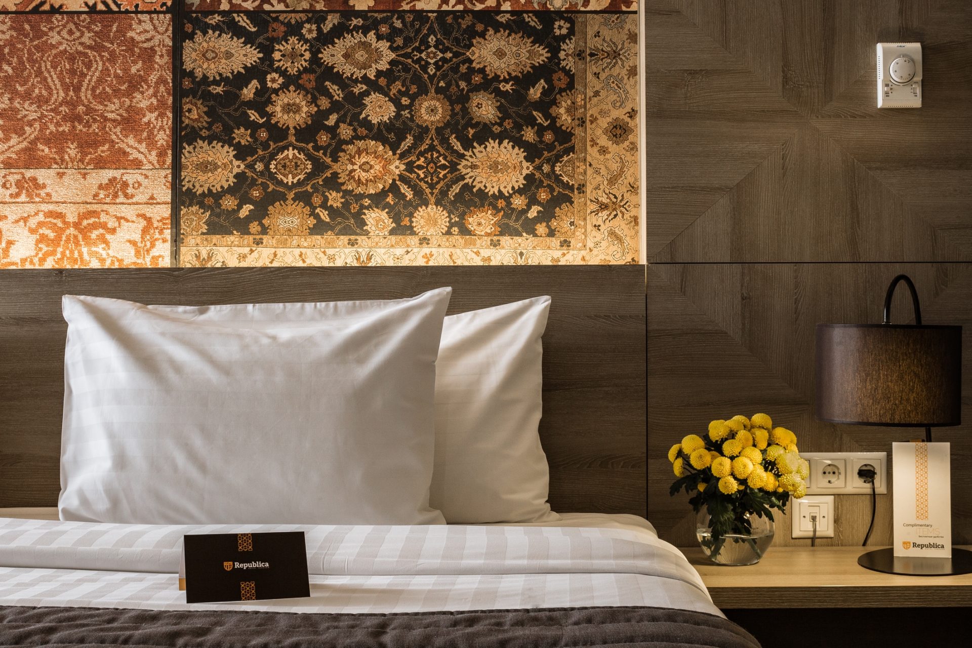 фото армянских ковров в интерьере номера в гостинице Република, Ереван, Армения