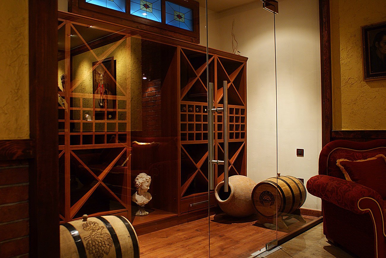 фотография винной комнаты с шкафом для хранения вина в интерьере частного дома