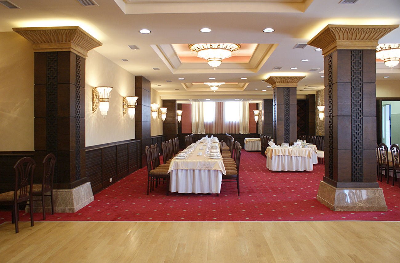 photo of columns in the banquet hall in the URARTU restaurant finished with natural walnut
