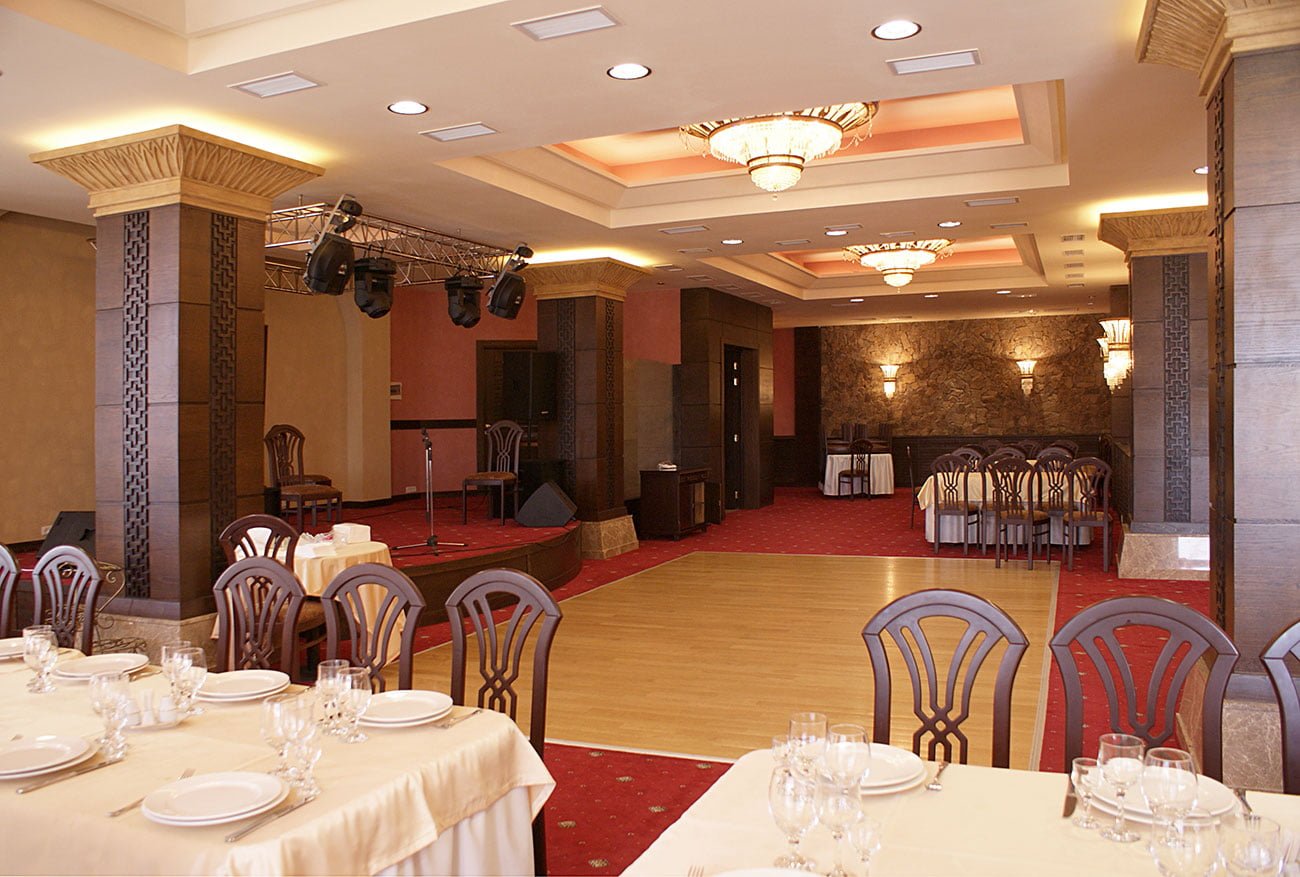 photo of the banquet hall in the URARTU restaurant with a dance floor and a small stage