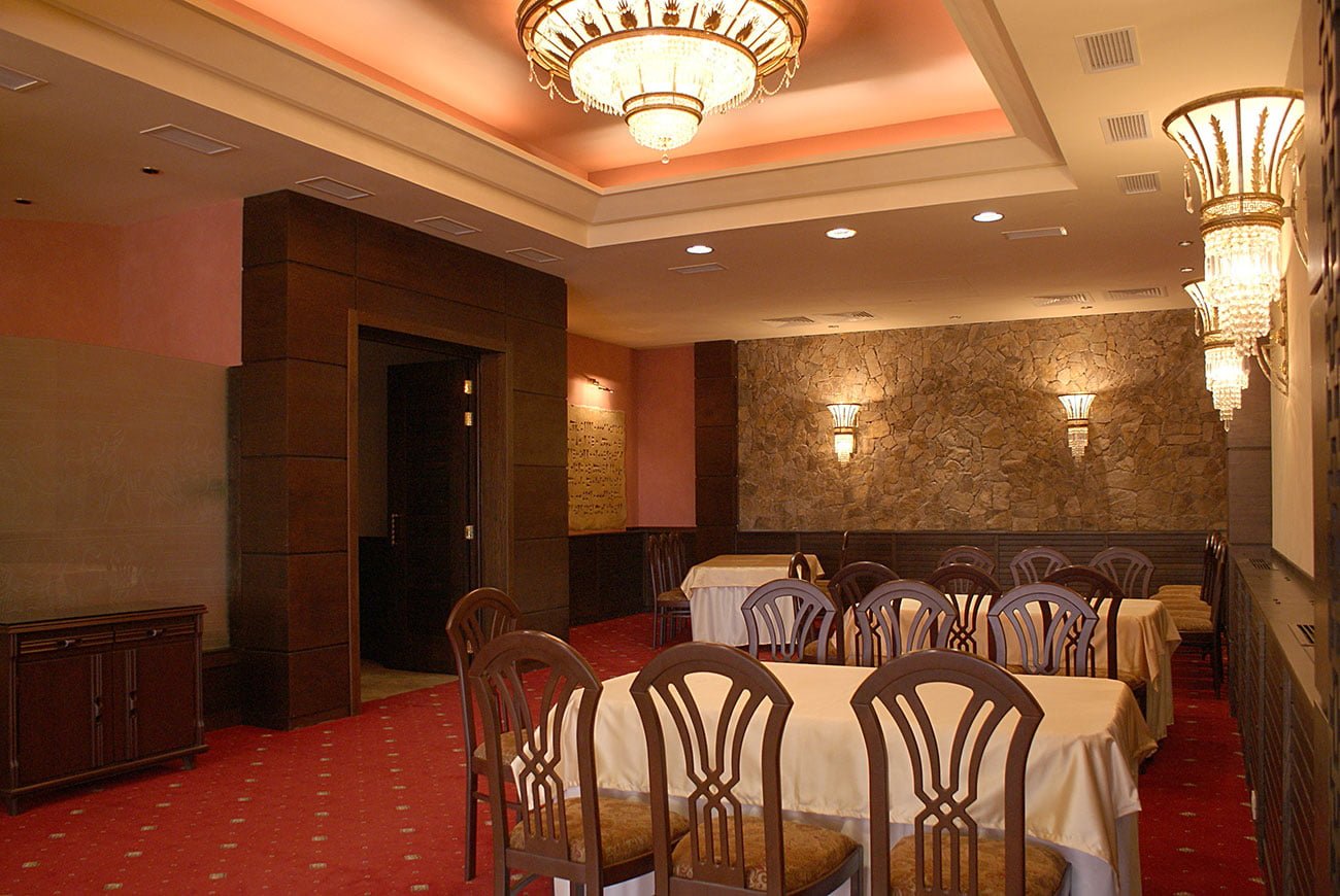 фотография оформления части зала для мероприятий УРАРТУ с люстрами и бра, Ереван