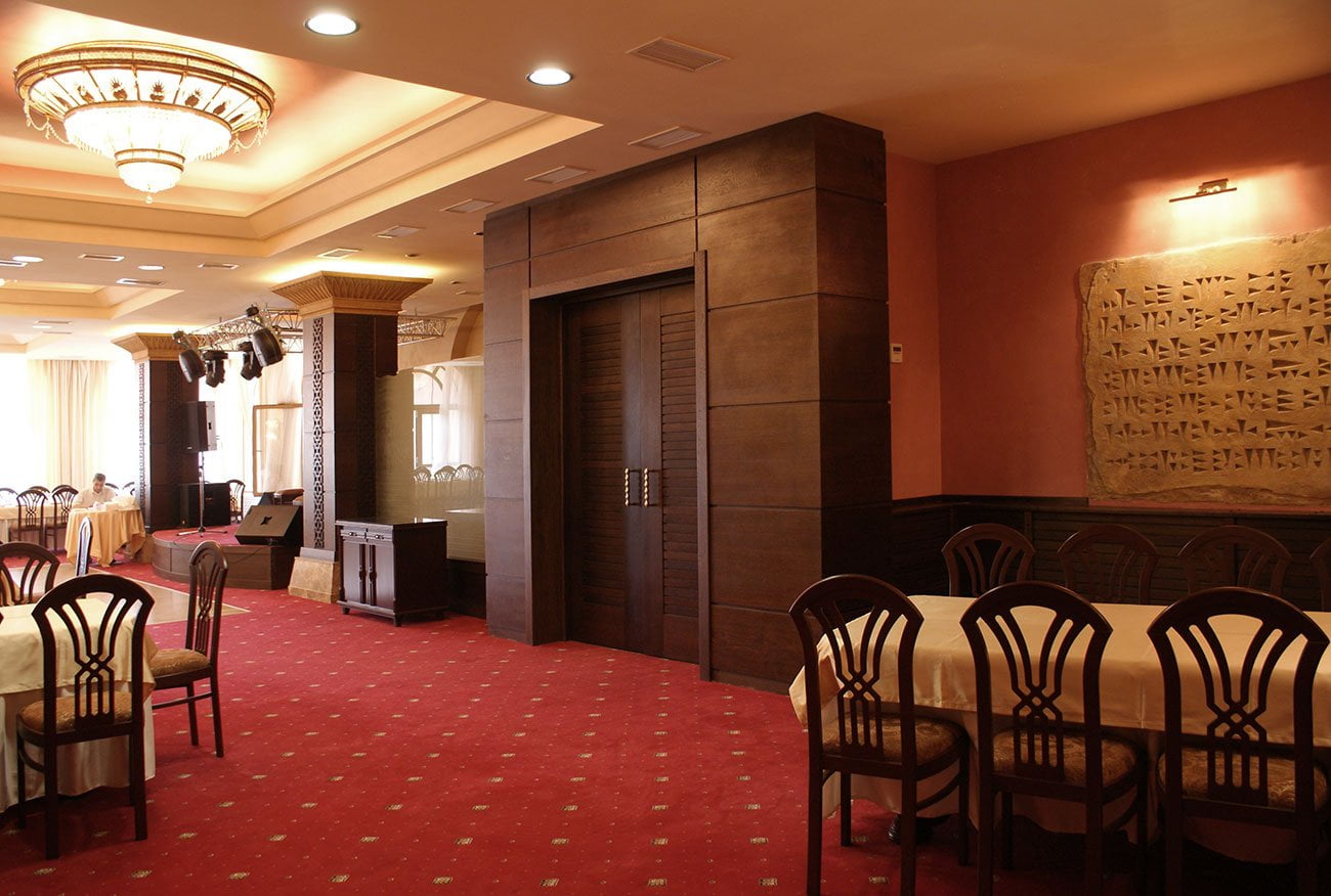 photo design concept in the URARTU hall with crystal chandeliers, sconces and columns