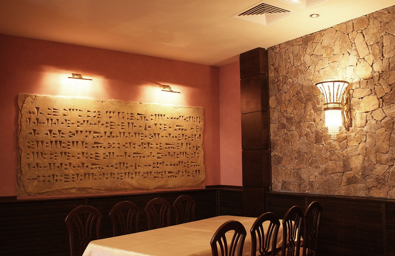 фото стены из камня с клинописью и надписью знаменитого текста времён Урарту