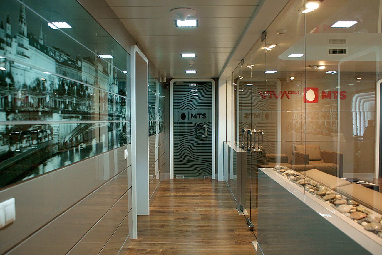 фото дизайна интерьера офиса МТС Армения соблюдая корпоративный стиль компании