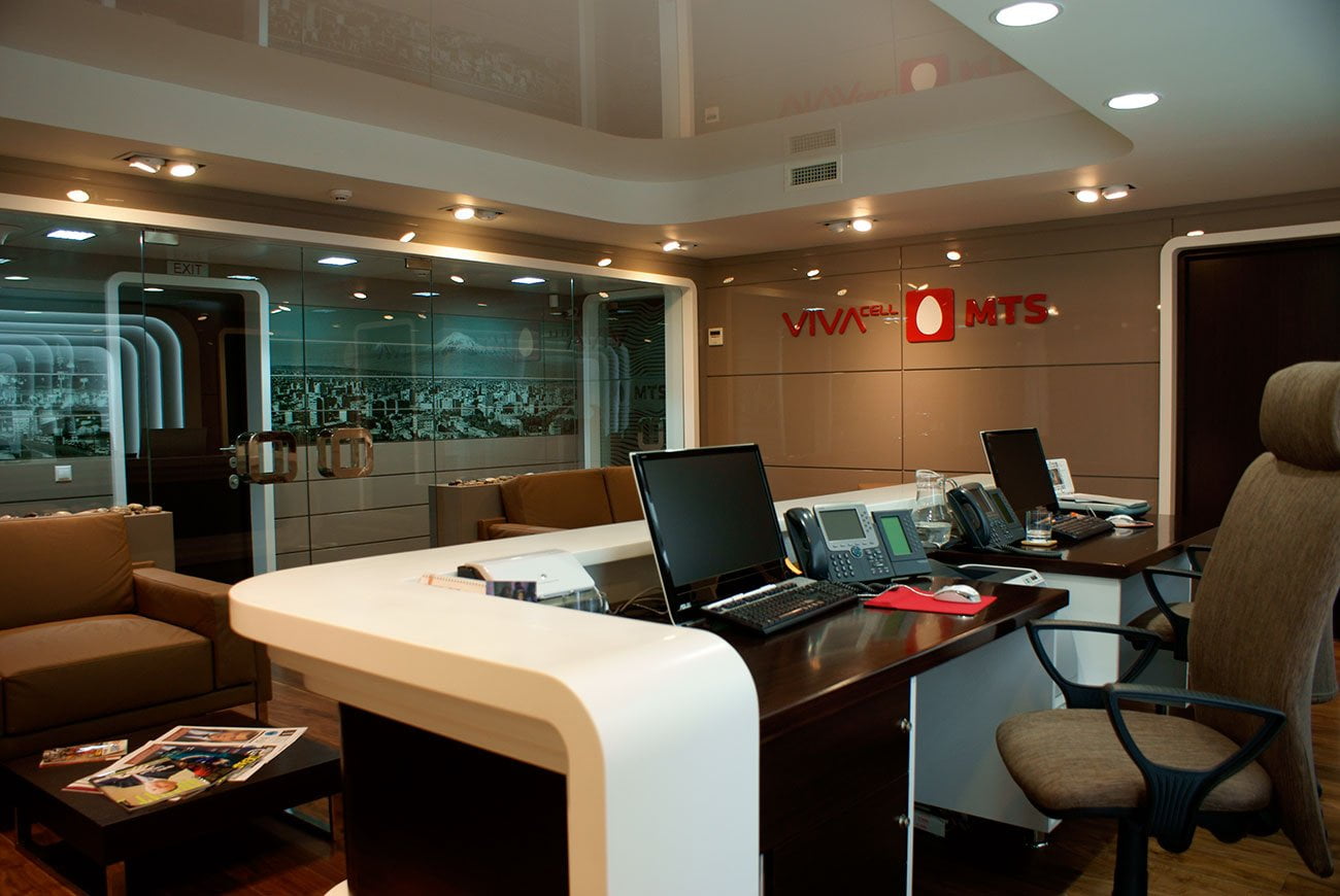 photo of the secretariat desk with rounded shapes for better ergonomics and comfort