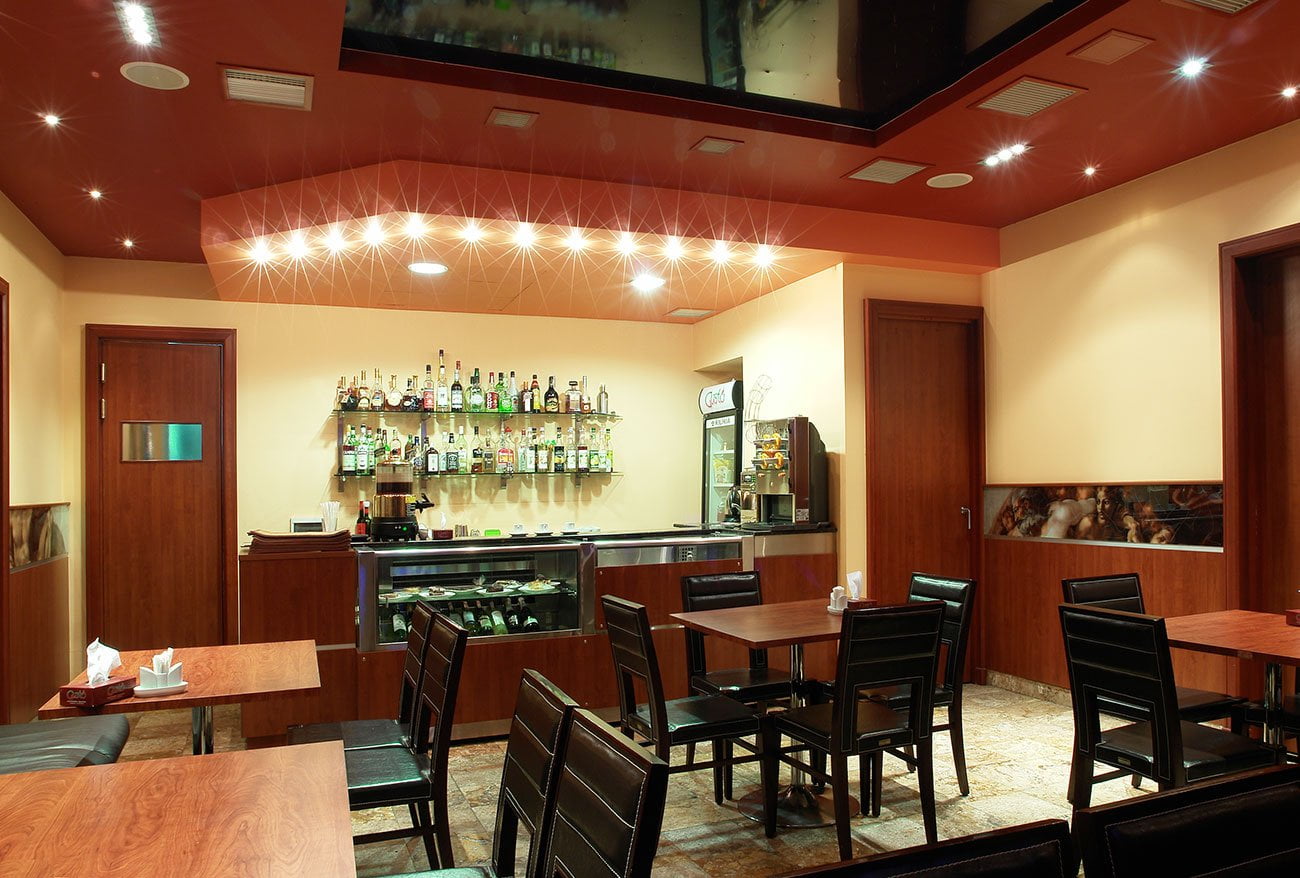 фото цокольного этажа с кафе и барной стойкой отделанный панелями и фресками