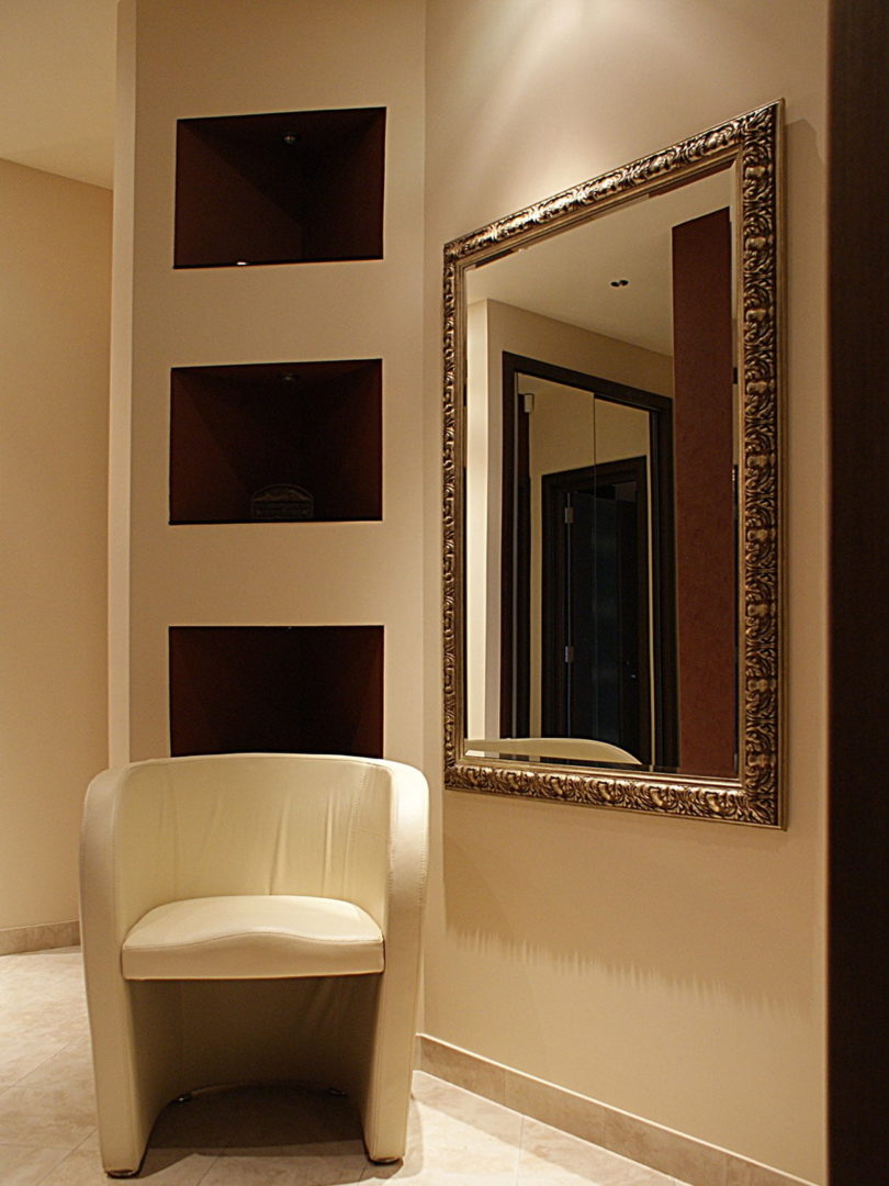 фотография прихожей зоны с большим багетным зеркалом в частном интерьере