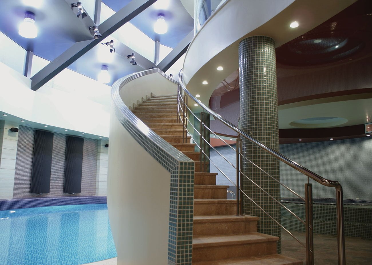 фото лестницы на второй уровень с душевыми и кабинетам красоты в Эребуни Плаза