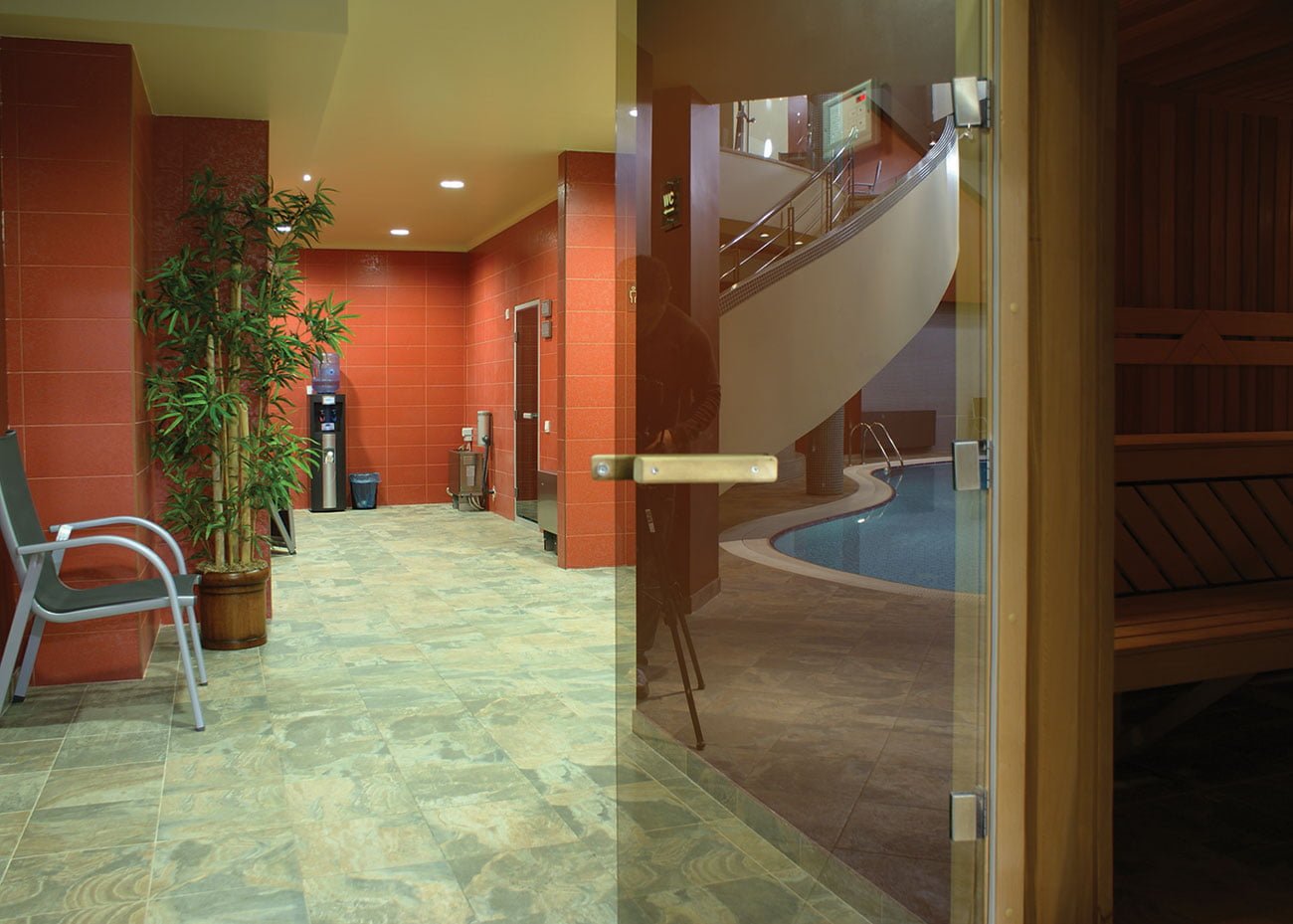 photo of the transition from the pool area to the fitness area with a gym and fitness rooms