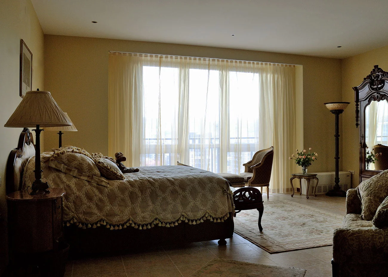 фото интерьера мастер спальни на втором этаже с антикварными тумбами и лампами