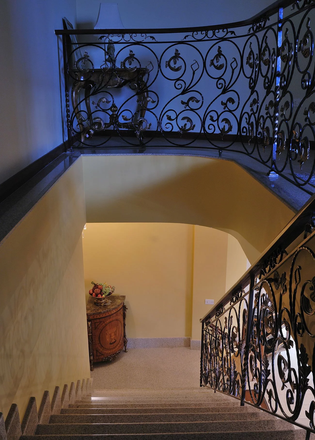 фото лестницы на 2 этаж дуплекса с коваными с позолотой перилами ручной работы
