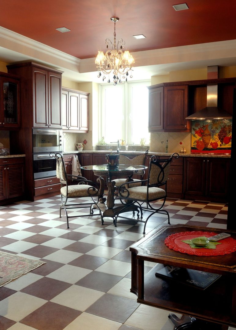 фото кухни и столовой объединённых стилизованной под классику кухонной мебелью