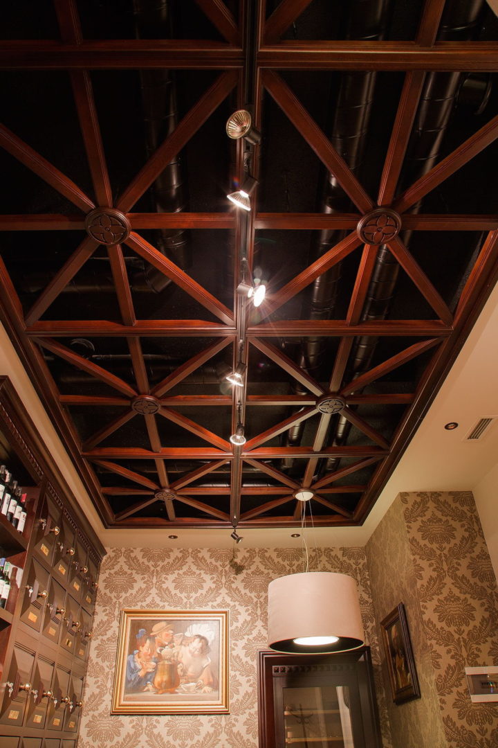 photo of a black reflective ceiling with wooden partitions like a lantern in the house
