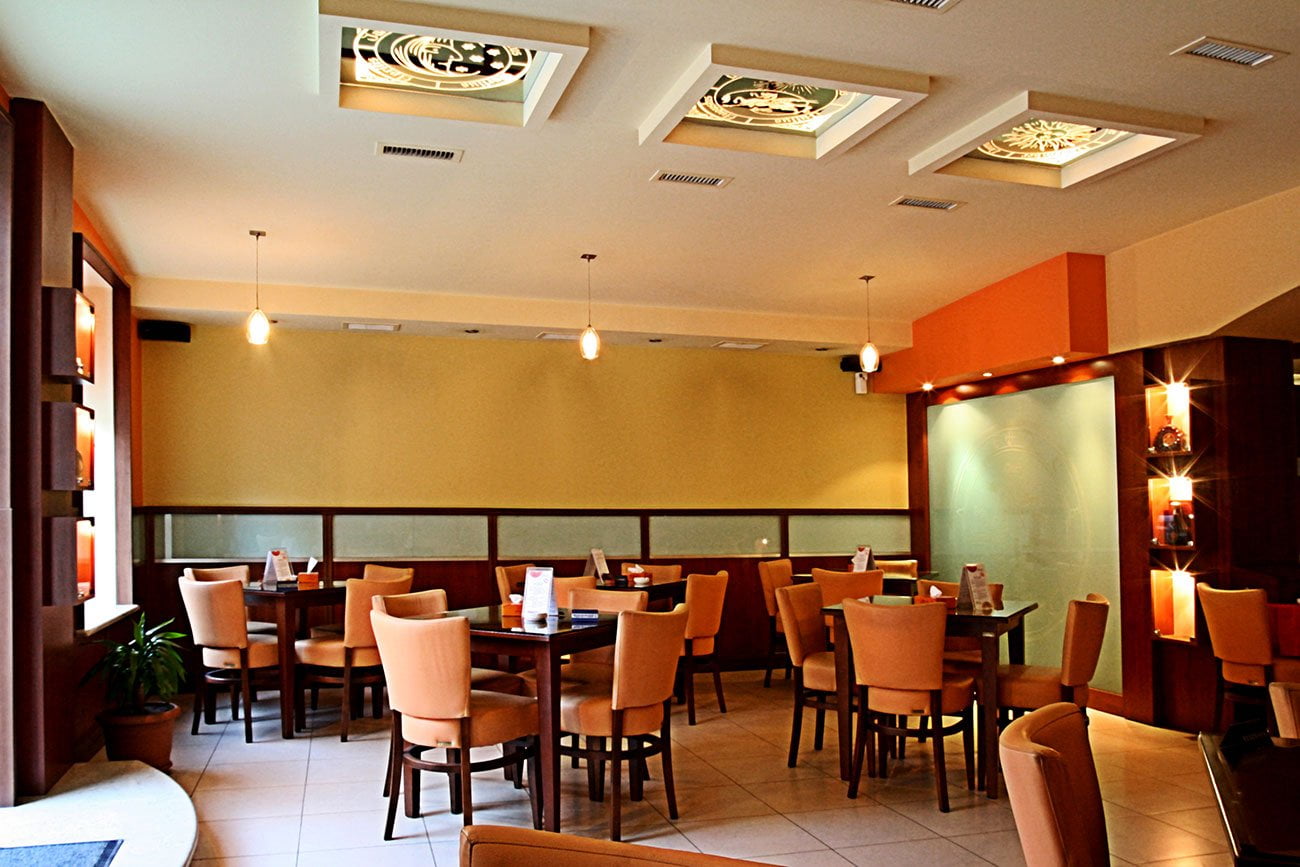 photo of the interior of the common hall of the lounge zone LORANGE cafe in warm colors with accents