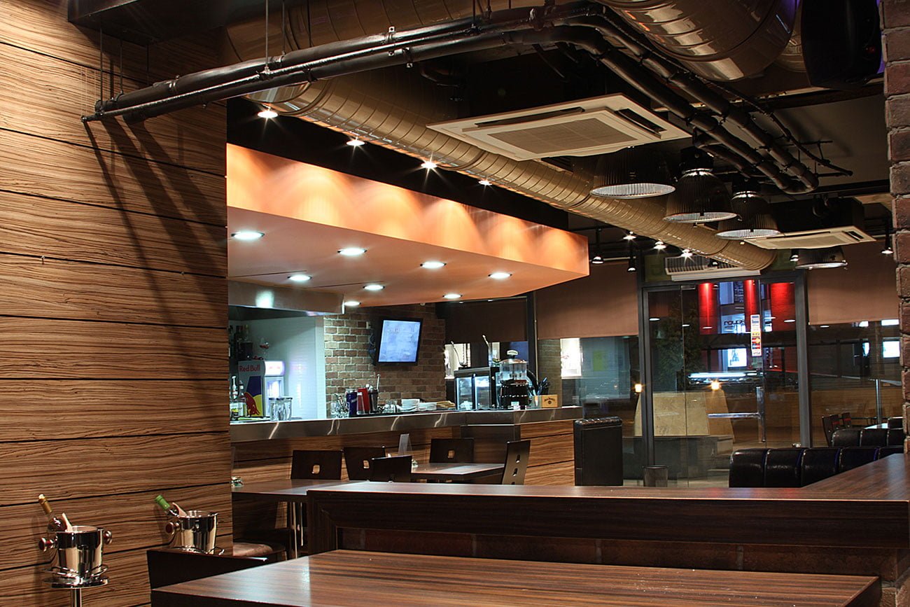 фото КАФЕ ЮСТ оформления интерьера основного зала кафе в коричнево-бежевых тонах