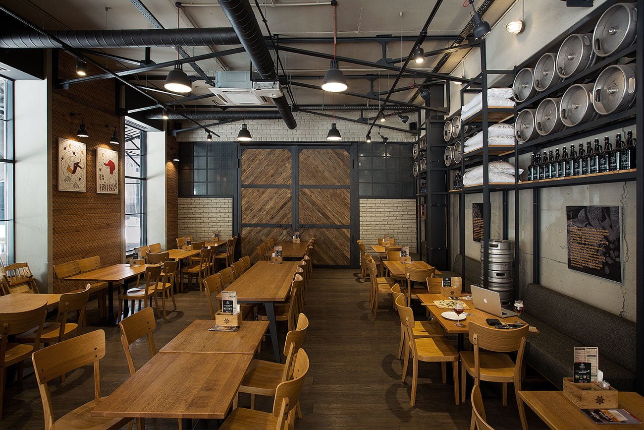 photo of the interior of the common hall in the craft brewery and restaurant DARGETT, Yerevan