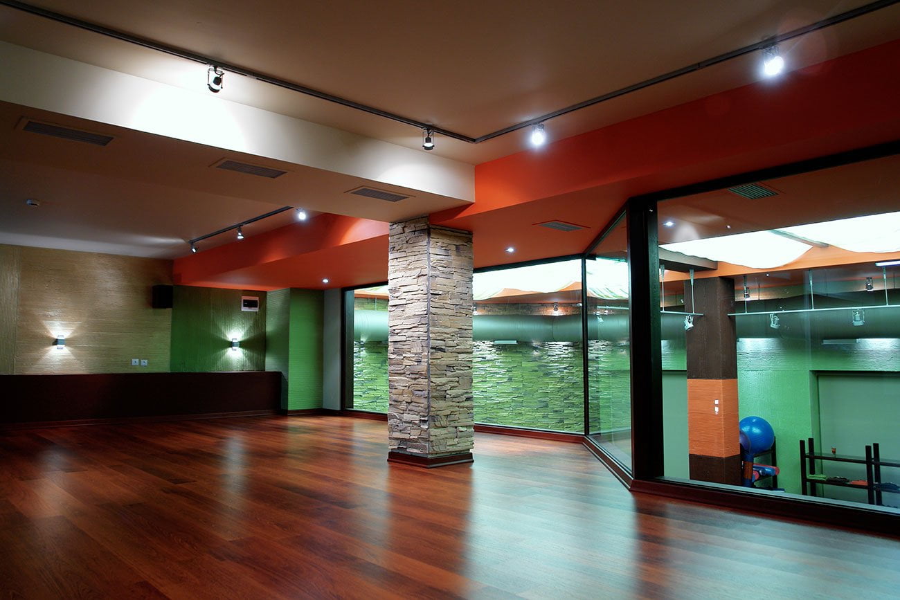 photo of a hall with a glass wall Shoonch yoga studio Pilates SPA DESIGN IMAGEMAN