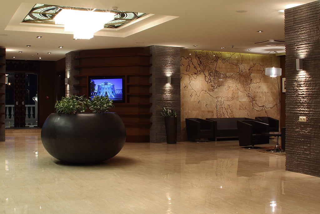 photo of the foyer and lounge area from the entrance to the VALLEX GARDEN