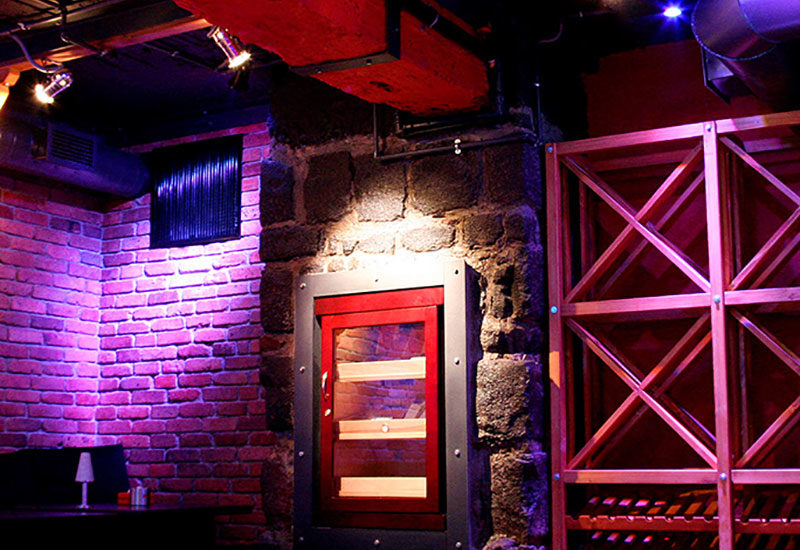 фото общего зала в ресторане и лаунж баре БОБС с RGB подсветкой, Ереван, Армения