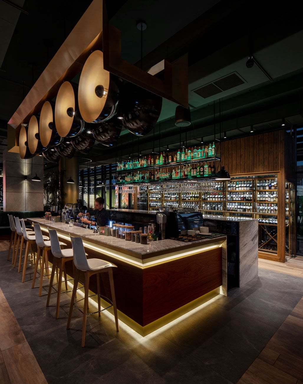 фотография барной зоны в фуд парке Даунтаун с баром и барной стойкой с подсветкой