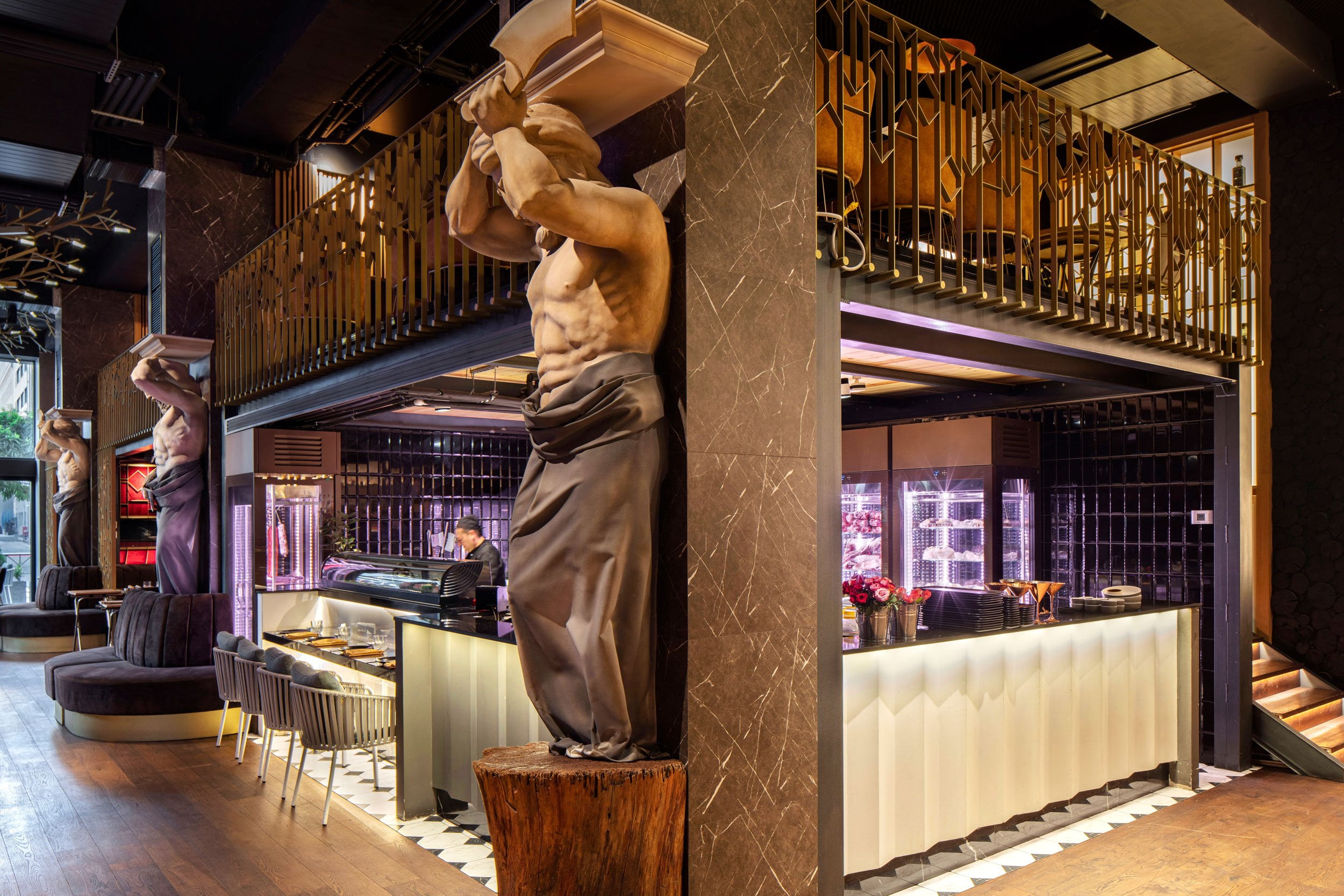 фото дизайн оформления пространства в ресторане Катсин с скульптурой