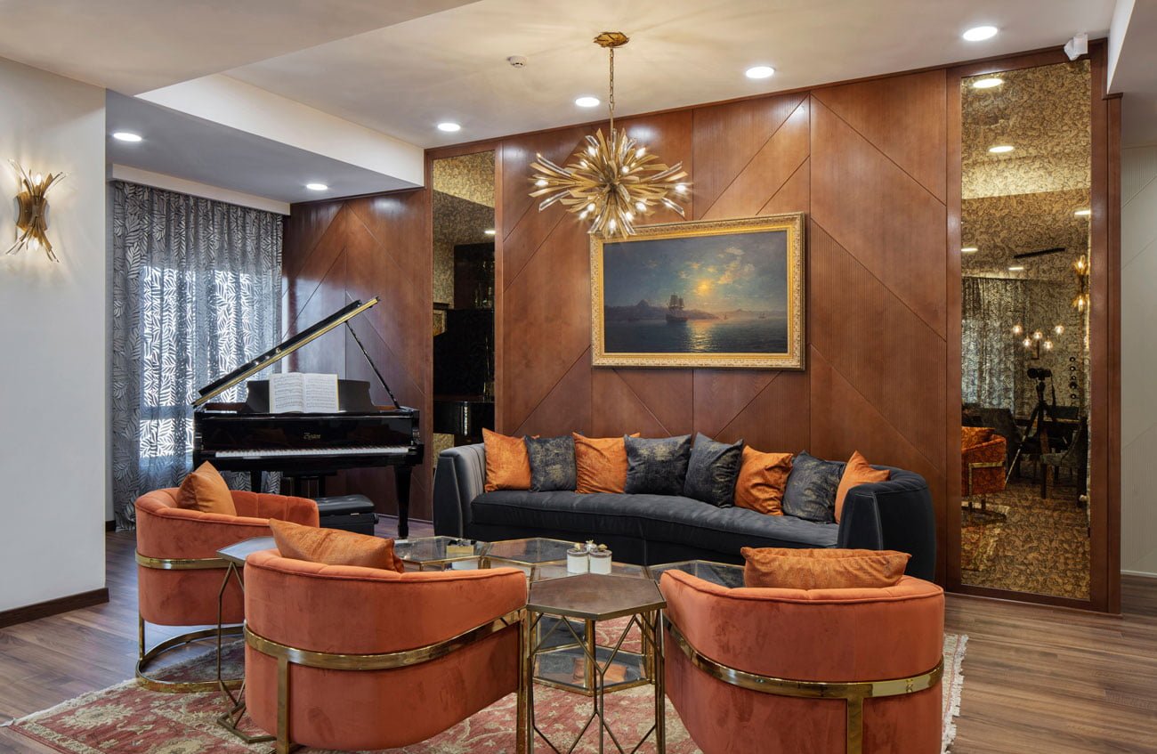 фото центра композиции квартиры для гостей и всей семьи с диваном и креслами