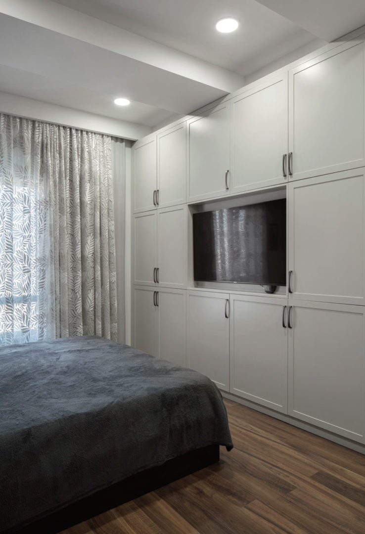 фото спальни для родителей с белой мебелью стилизована под классический стиль