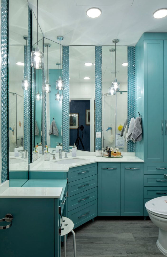 фотография туалетной комнаты для родителей с голубой мебелью в классическом стиле