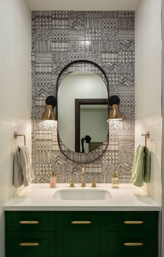 фото туалетной комнаты дочери отделан плиткой с абстрактным рисунком и зеркалом