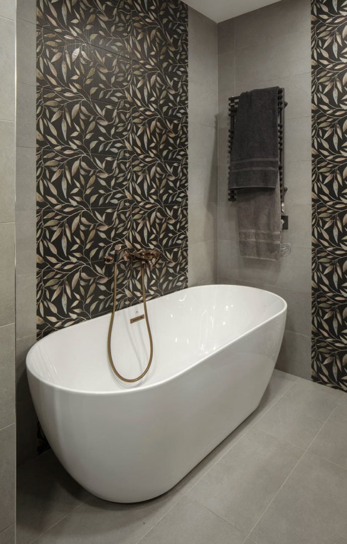 фото ванны в мастер санузле в пастельных тонах с отделкой абстрактной плиткой